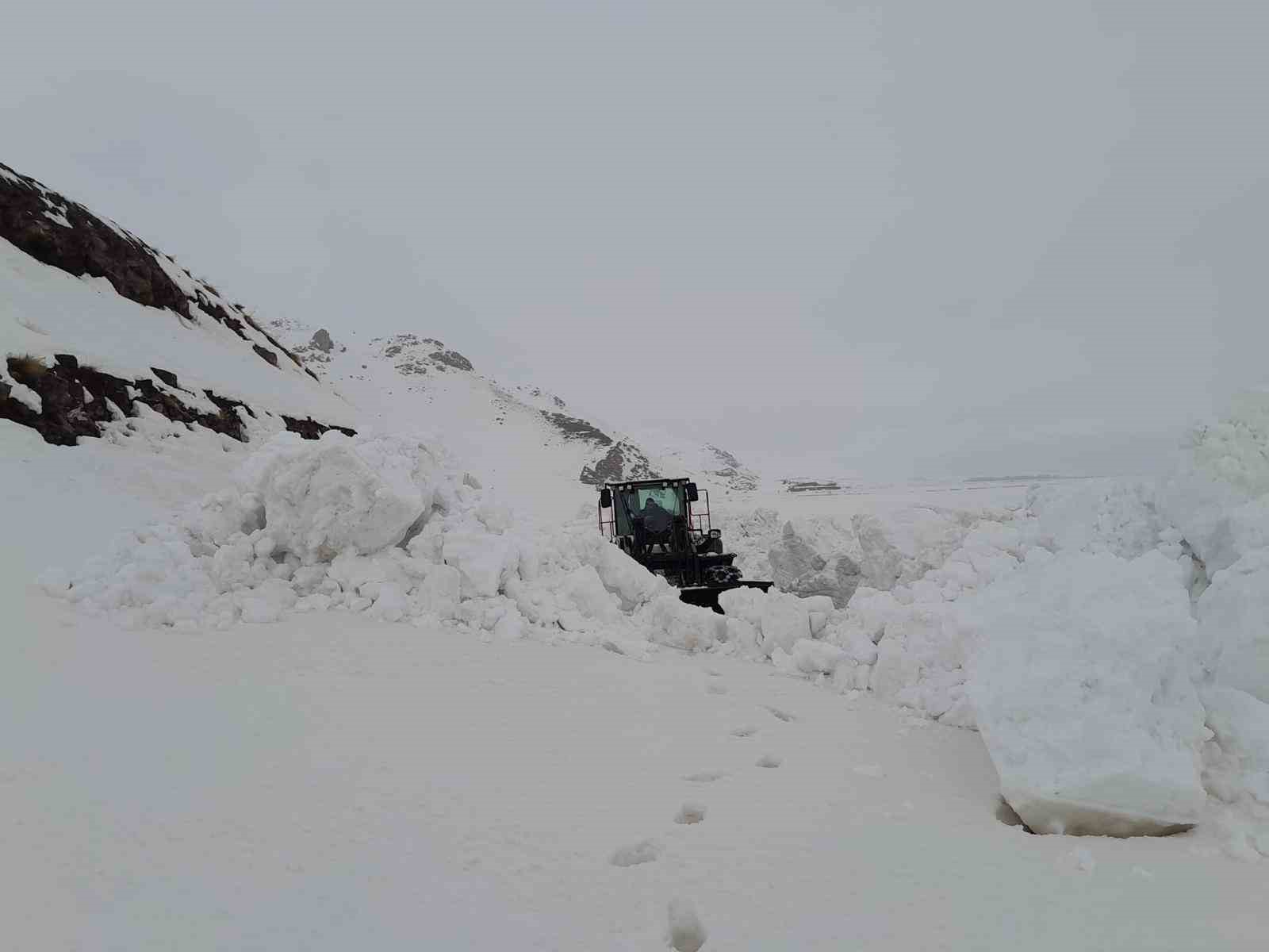 Hakkari&rsquo;de 19 k&ouml;y ve 38 mezra yolu ulaşıma a&ccedil;ıldı
