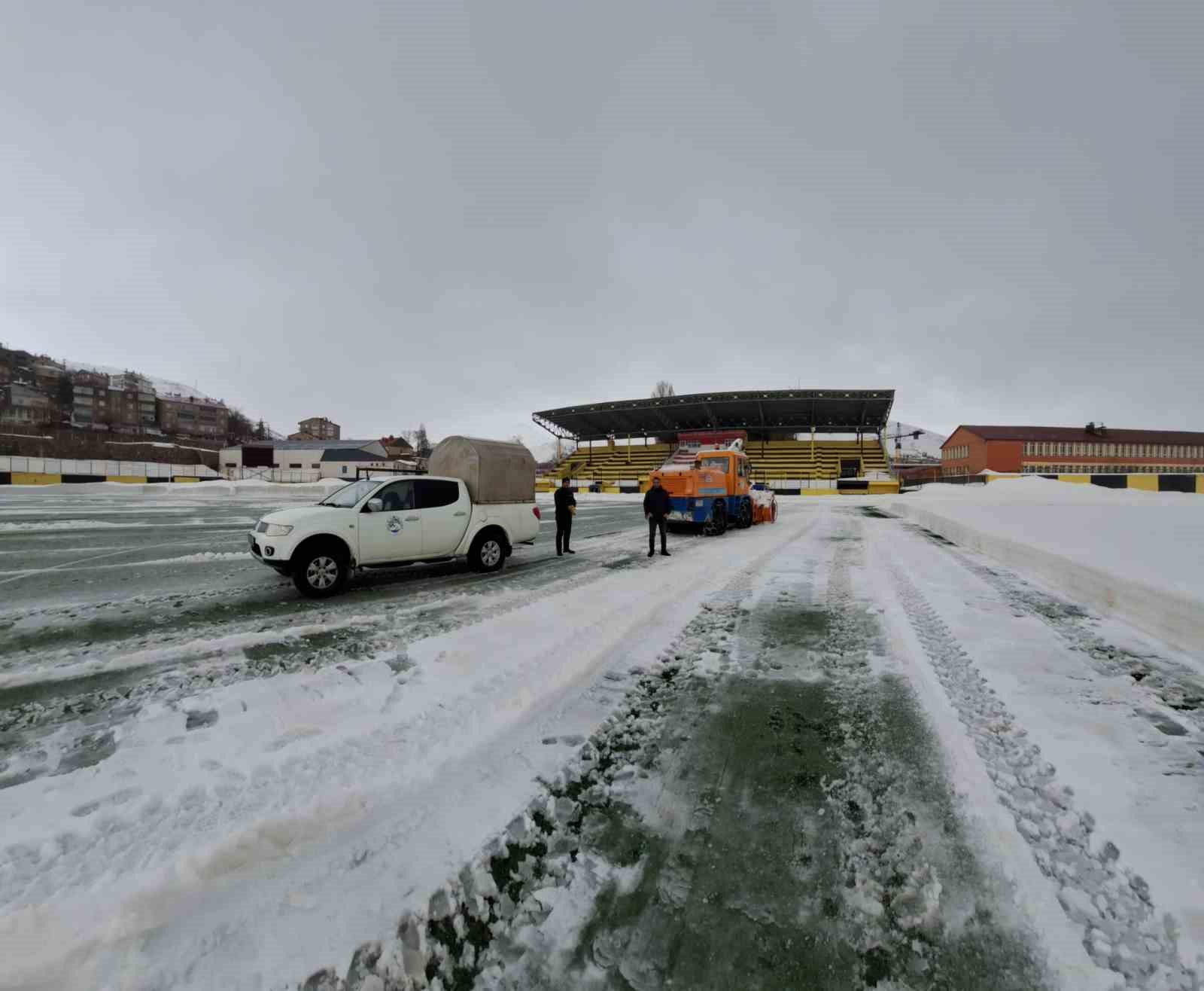 Karla kaplanan stadyum kısa s&uuml;rede ma&ccedil;lara hazırlandı
