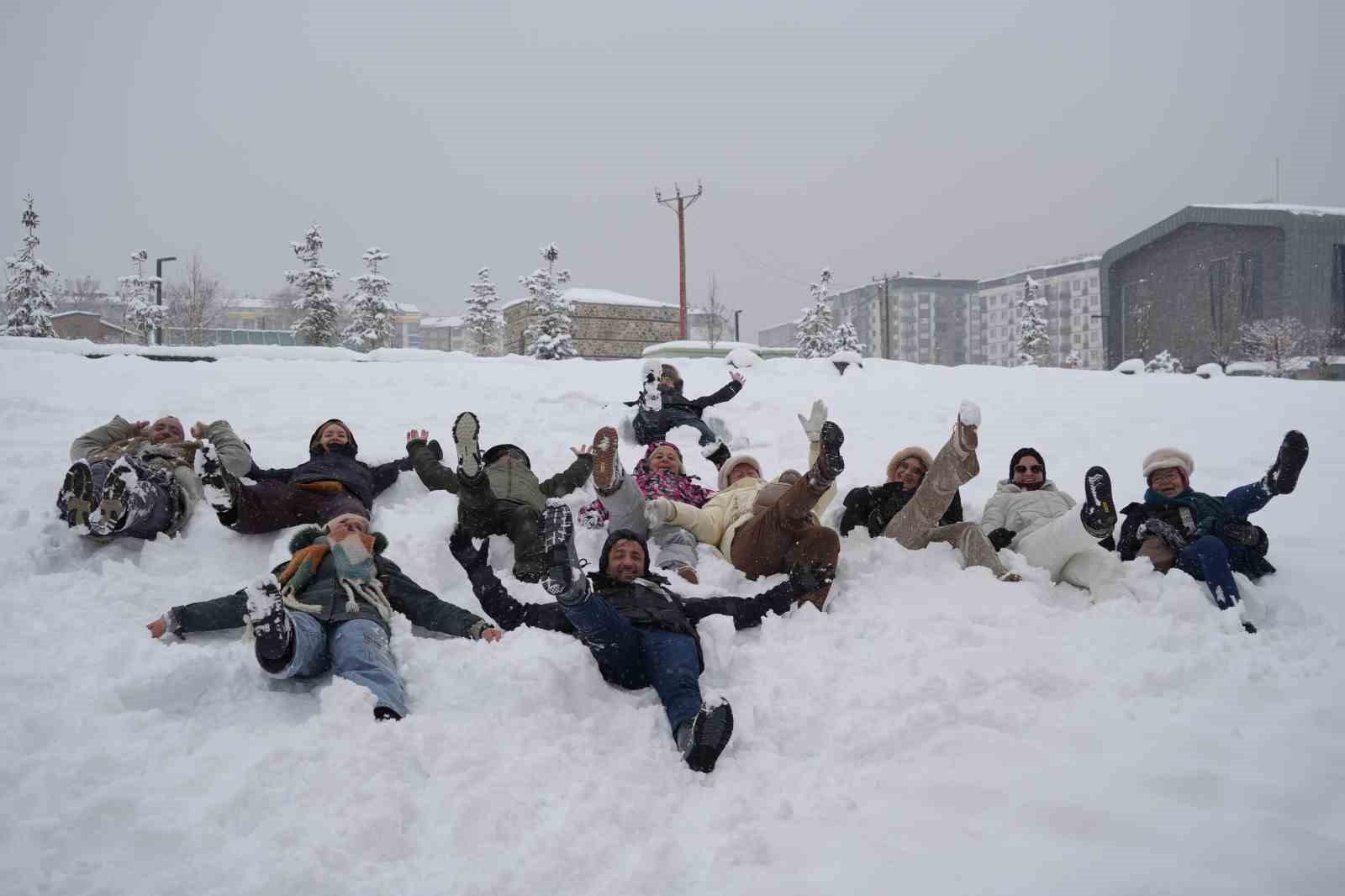 Belçikalı turistler Erzurum’da karda gönüllerince eğlendi