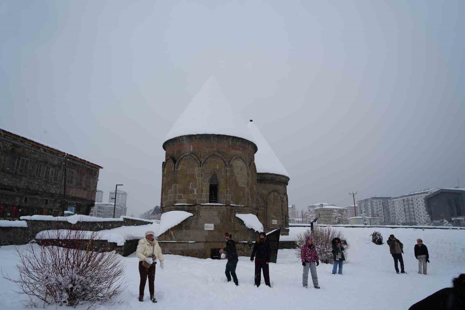 Bel&ccedil;ikalı turistler Erzurum&rsquo;da karda g&ouml;n&uuml;llerince eğlendi
