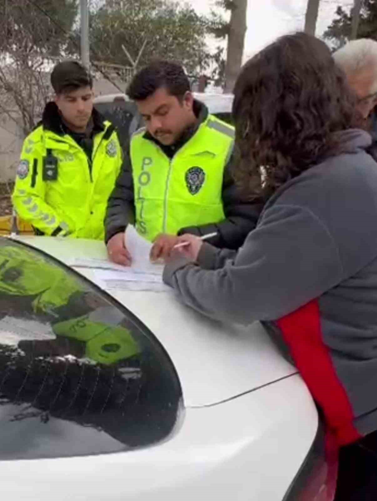 Motosikletinin &ouml;n&uuml;n&uuml; kaldırdığı anları paylaşarak &lsquo;Relax olacaksın baba&rsquo; yazan motosiklet s&uuml;r&uuml;c&uuml;s&uuml;ne ceza
