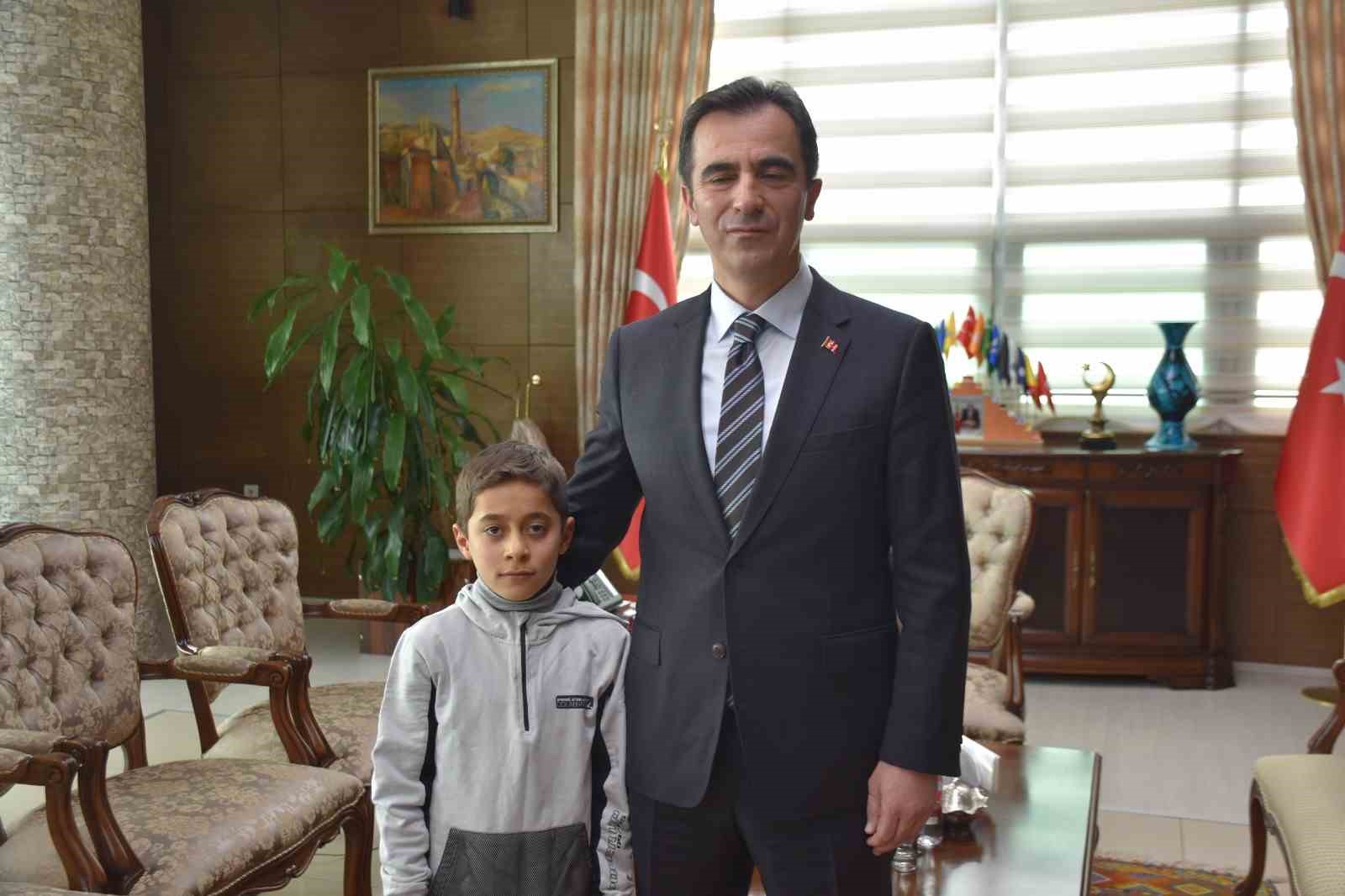 Vali Karakaya’dan kar altında İstiklal Marşı okuyan öğrenciye teşekkür