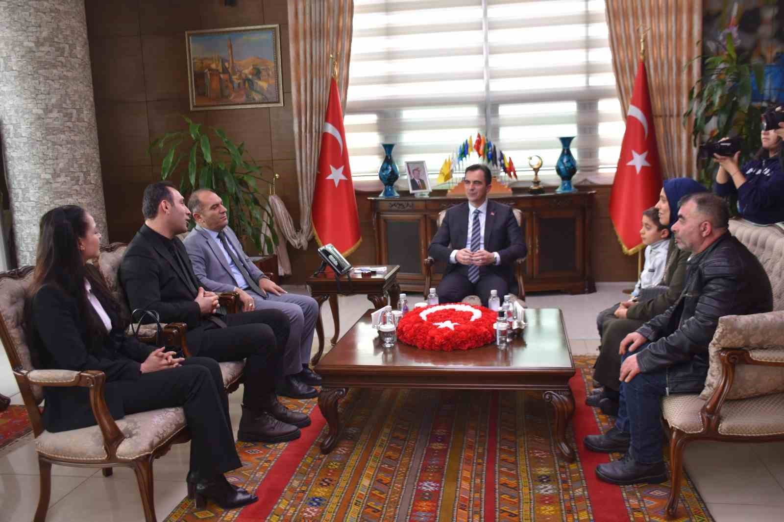 Vali Karakaya&rsquo;dan kar altında İstiklal Marşı okuyan &ouml;ğrenciye teşekk&uuml;r
