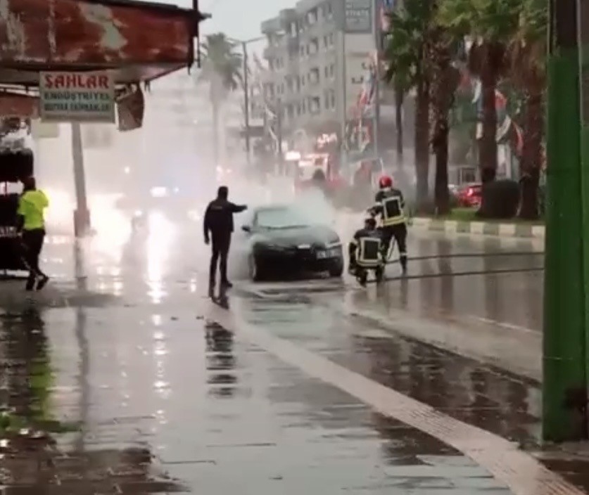 Osmaniye’de park halindeki otomobil yandı