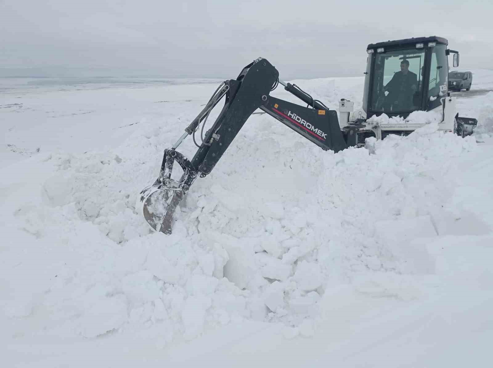 Aydınlar beldesinde karla m&uuml;cadele &ccedil;alışması
