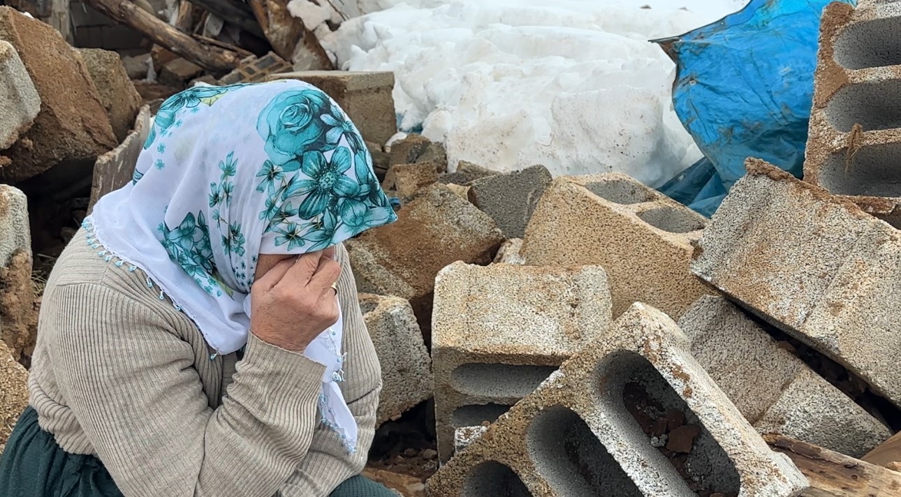 Yüksekova’da bir annenin sessiz feryadı: Zine Teyze yıkılan ahırının başında gözyaşlarına boğuldu