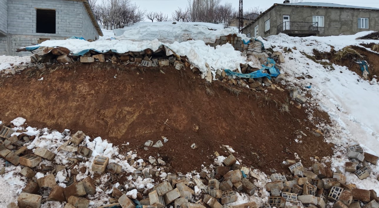 Y&uuml;ksekova&rsquo;da bir annenin sessiz feryadı: Zine Teyze yıkılan ahırının başında g&ouml;zyaşlarına boğuldu
