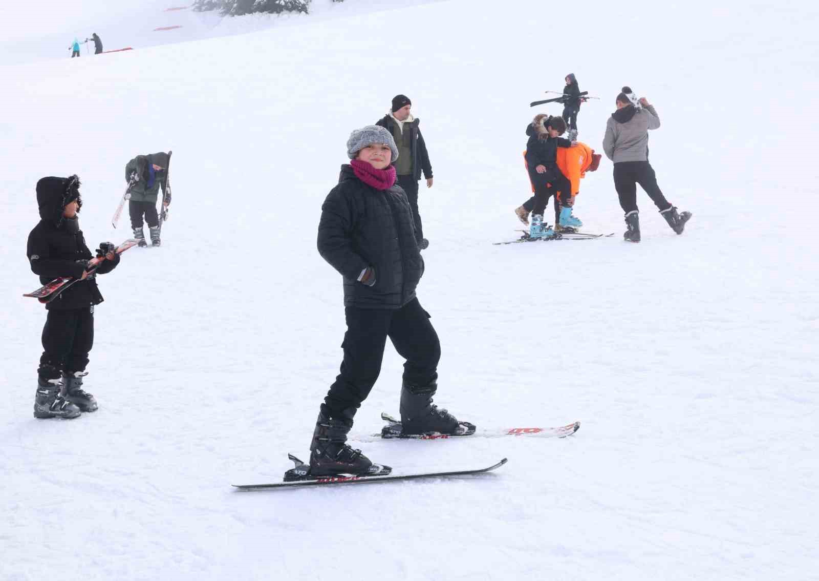 Osmangazi Belediyesi’nden çocuklara Uludağ’da kayak sürprizi