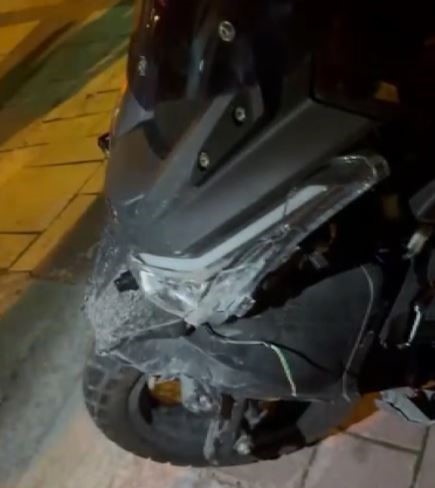 Otomobil ve motosikletin karıştığı kaza g&uuml;venlik kamerasına yansıdı
