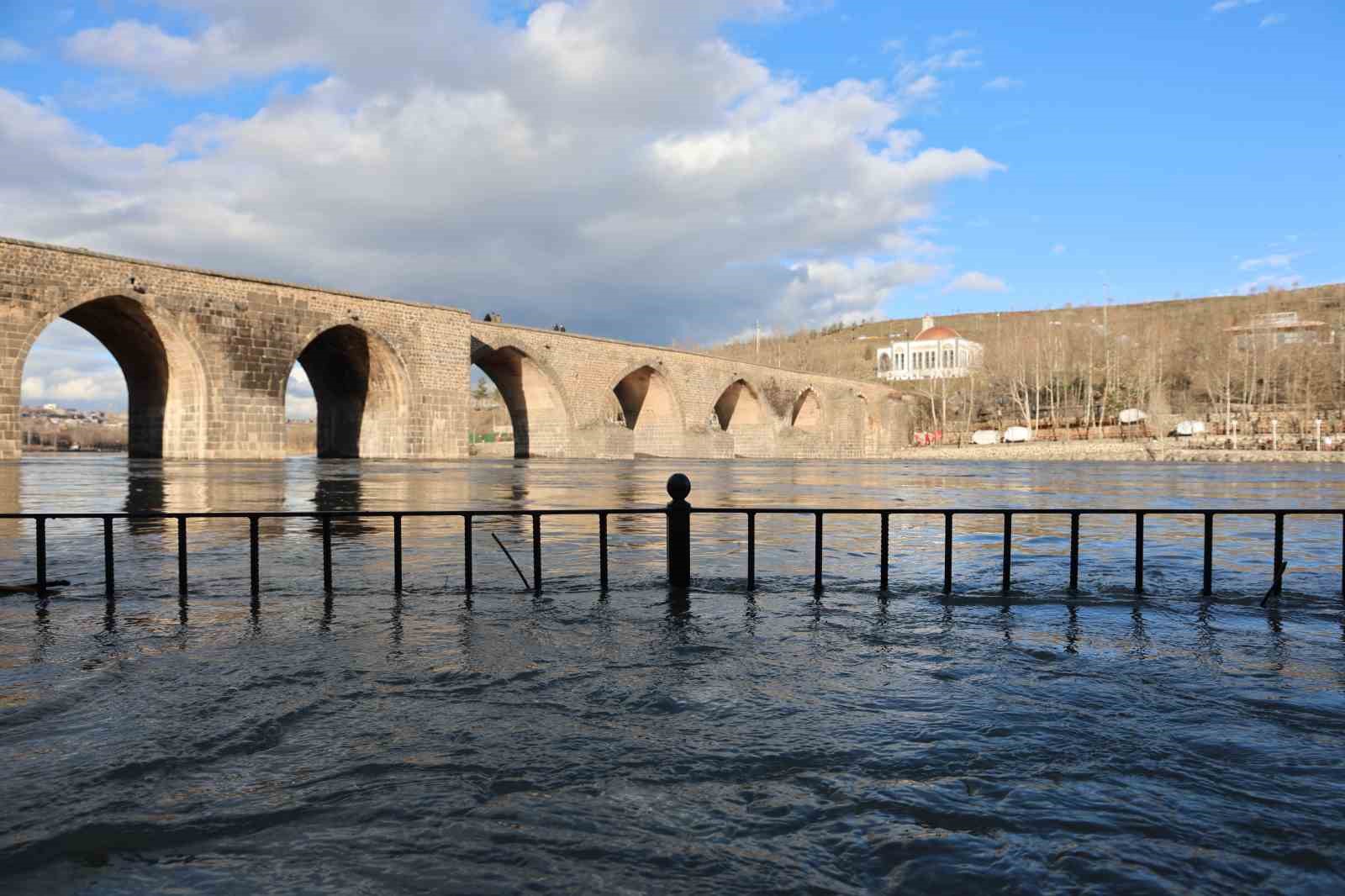 Dicle Nehri&rsquo;nde y&uuml;kselen su seviyesi dronla g&ouml;r&uuml;nt&uuml;lendi
