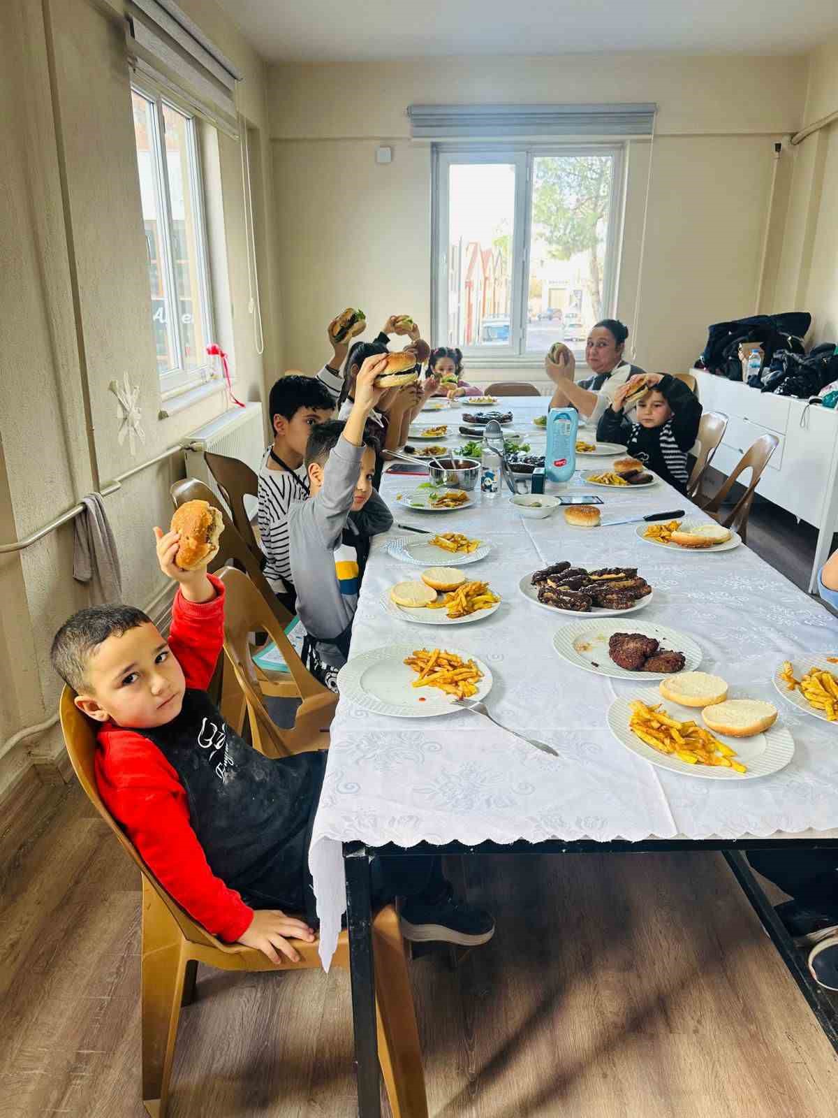 K&ouml;şk Halk Eğitim Merkezi&rsquo;nde &rsquo;Anne-&Ccedil;ocuk Mutfak At&ouml;lyesi&rsquo; etkinlikleri d&uuml;zenlendi
