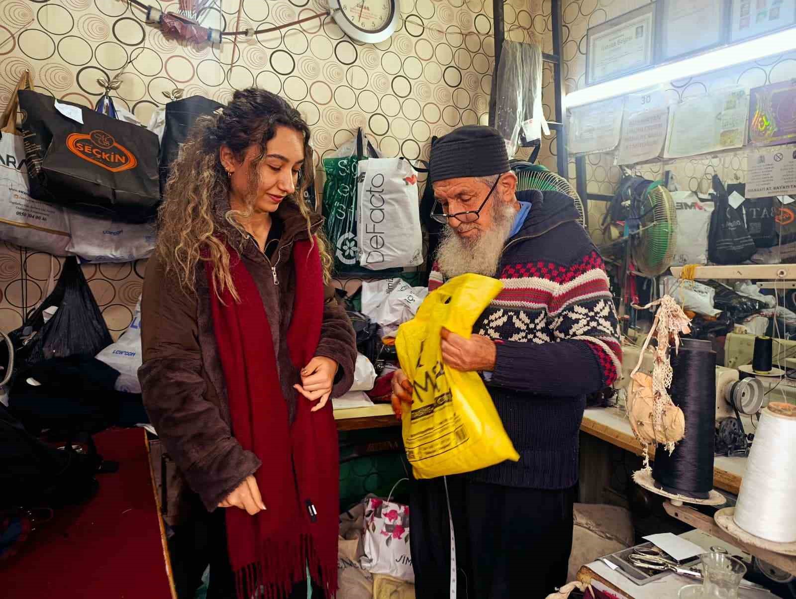 83’lük terzi, ilk günkü aşkla mesleğini sürdürüyor
