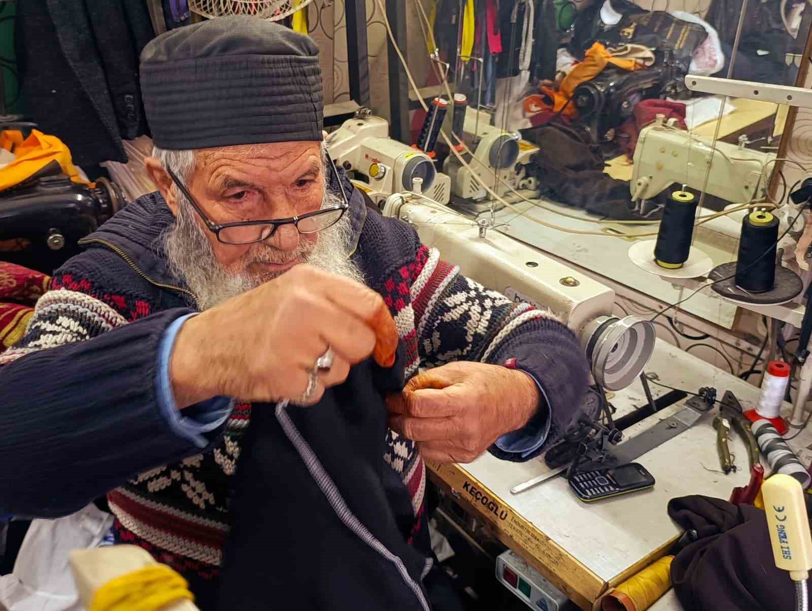 83&rsquo;l&uuml;k terzi, ilk g&uuml;nk&uuml; aşkla mesleğini s&uuml;rd&uuml;r&uuml;yor
