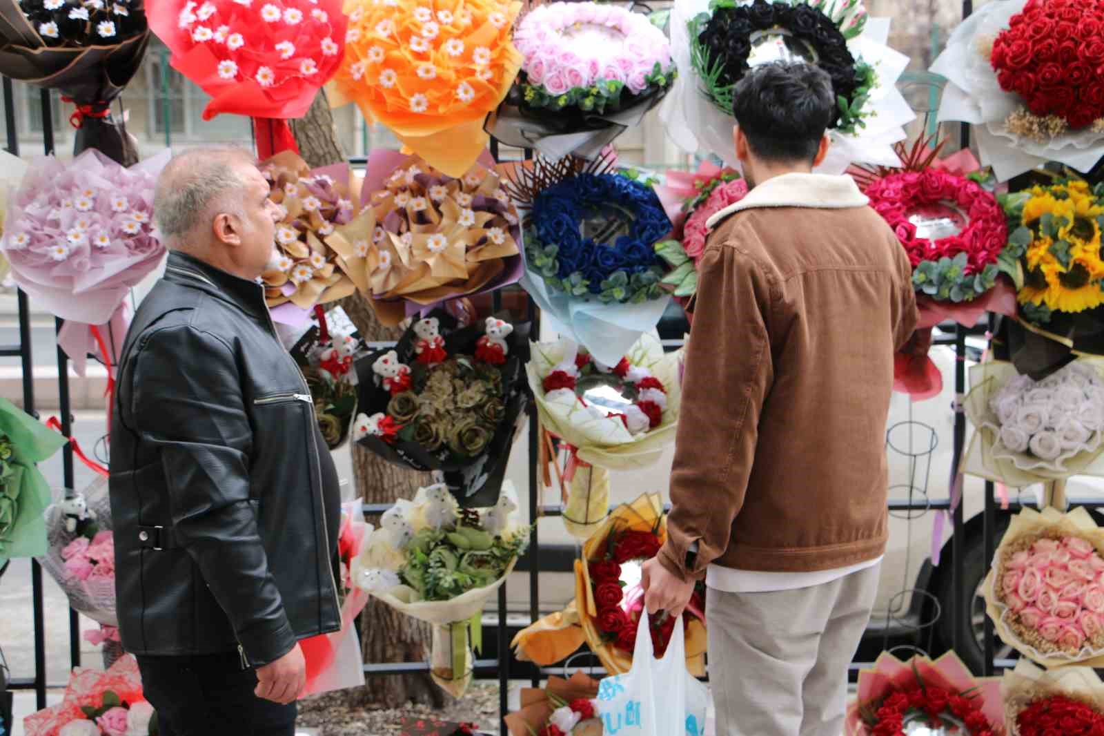 Sevgililer G&uuml;n&uuml;&rsquo;nde 100 TL&rsquo;lerden başlayıp, 7 bin TL&rsquo;ye kadar &ccedil;ıkan &ccedil;i&ccedil;ek hediyesi
