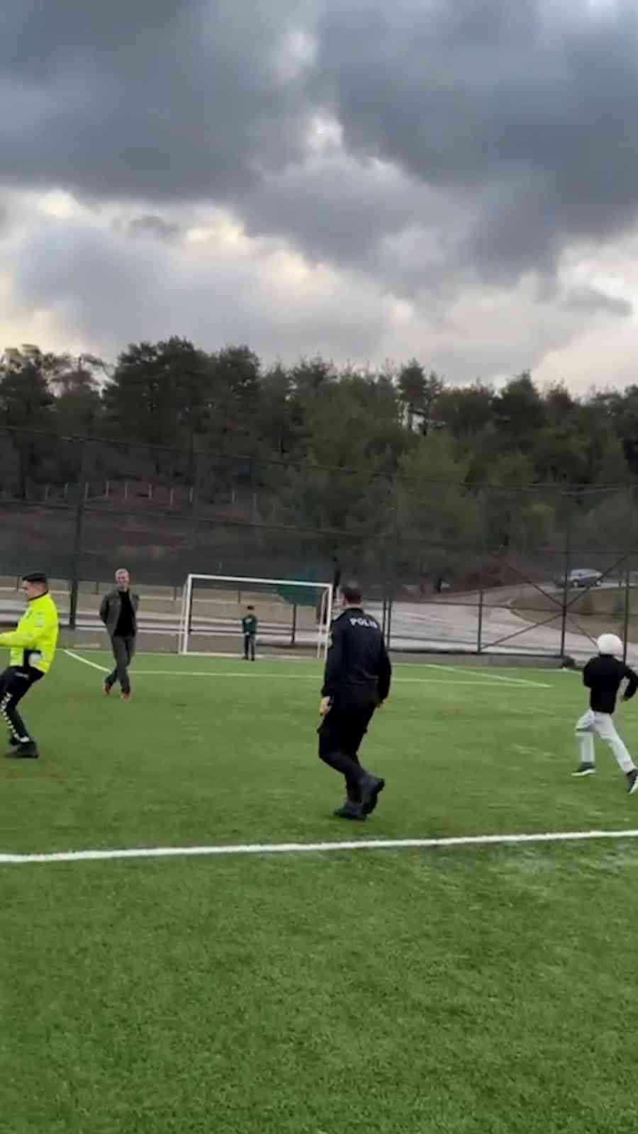 Bursa&rsquo;da polisten &ccedil;ocuklara y&ouml;nelik sosyal farkındalık etkinliği
