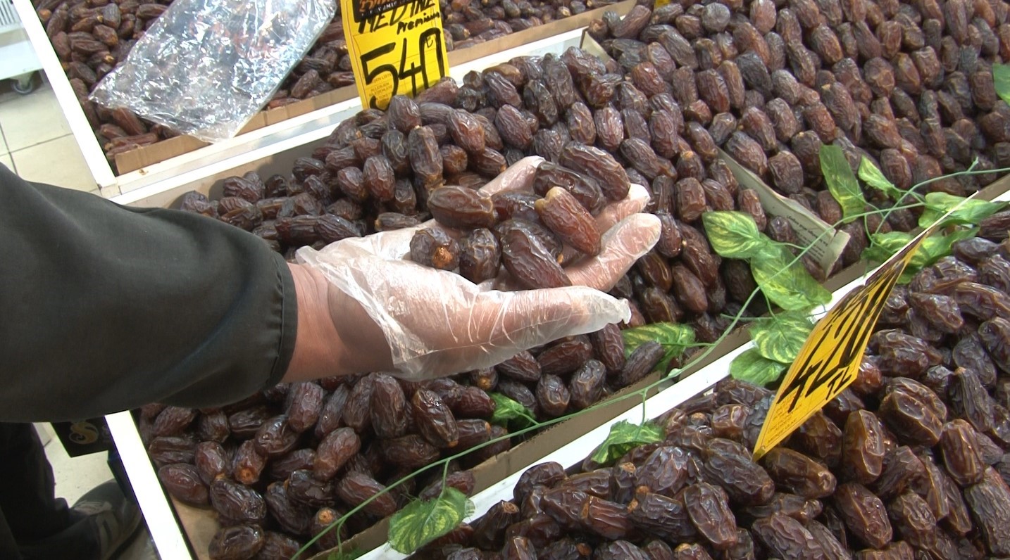 Ramazan Ayı’nın yaklaşmasıyla hurma ve helva satışları yoğunlaştı