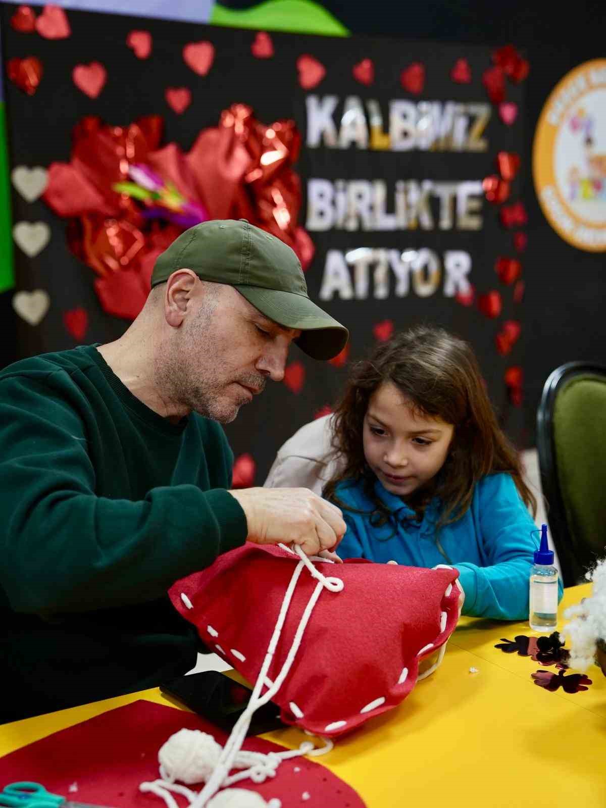 Babalar kızlarıyla 14 Şubat i&ccedil;in kalp yastık yaptı
