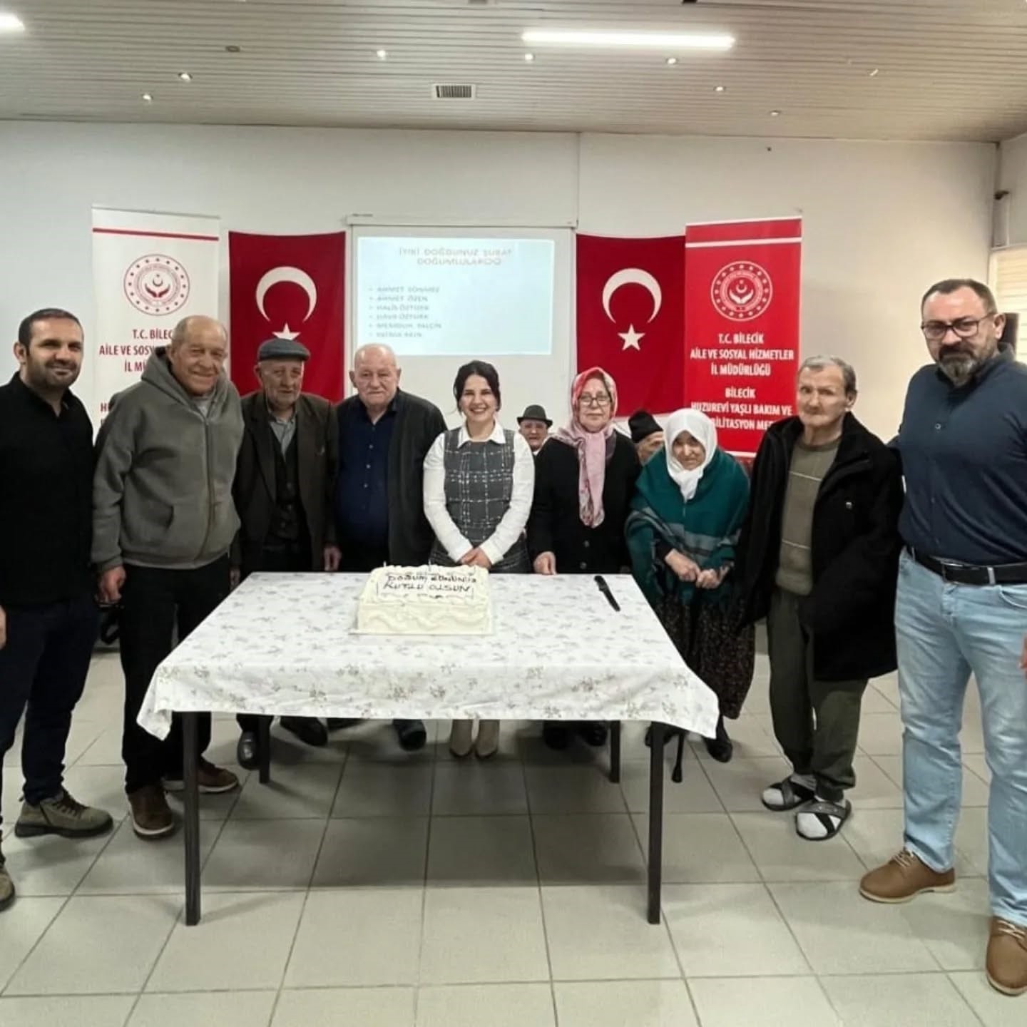 Huzurevinde duygulandıran doğum g&uuml;n&uuml; kutlaması
