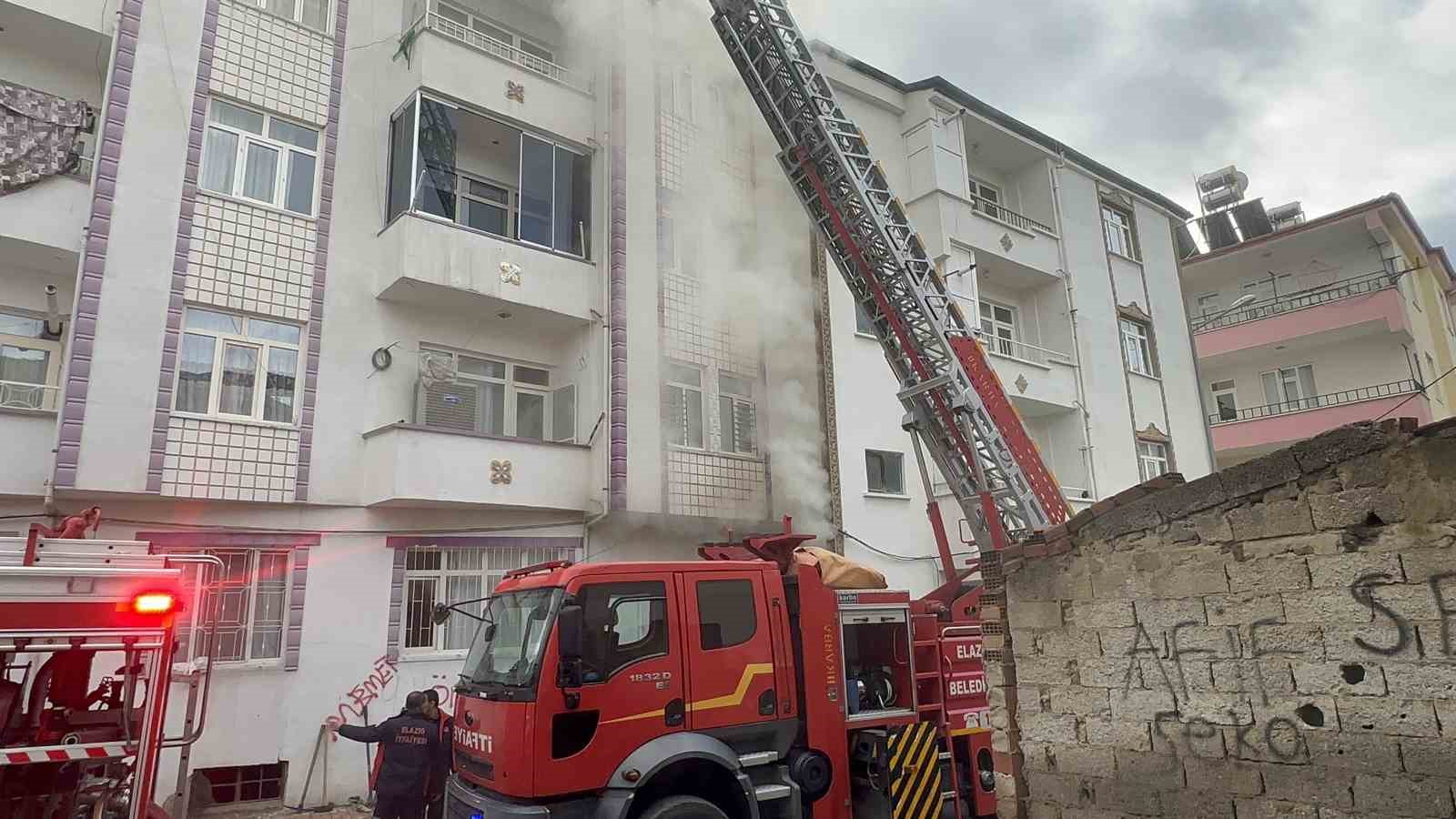 Elazığ&rsquo;daki korkutan yangın kontrol altına alındı
