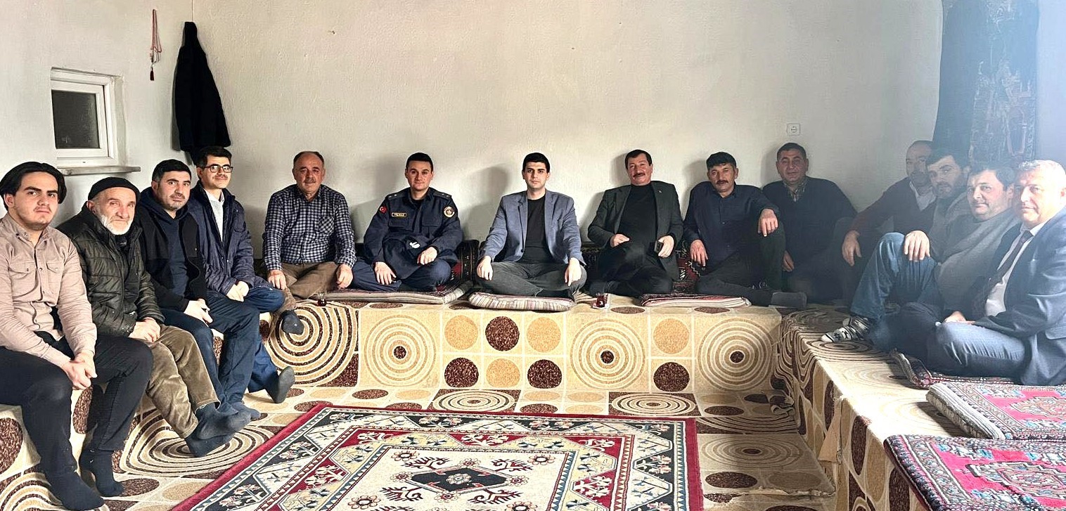 Dumlupınar Kaymakamı Alperen Teltik, köy sakinlerinin talep ve isteklerini yerinde dinledi