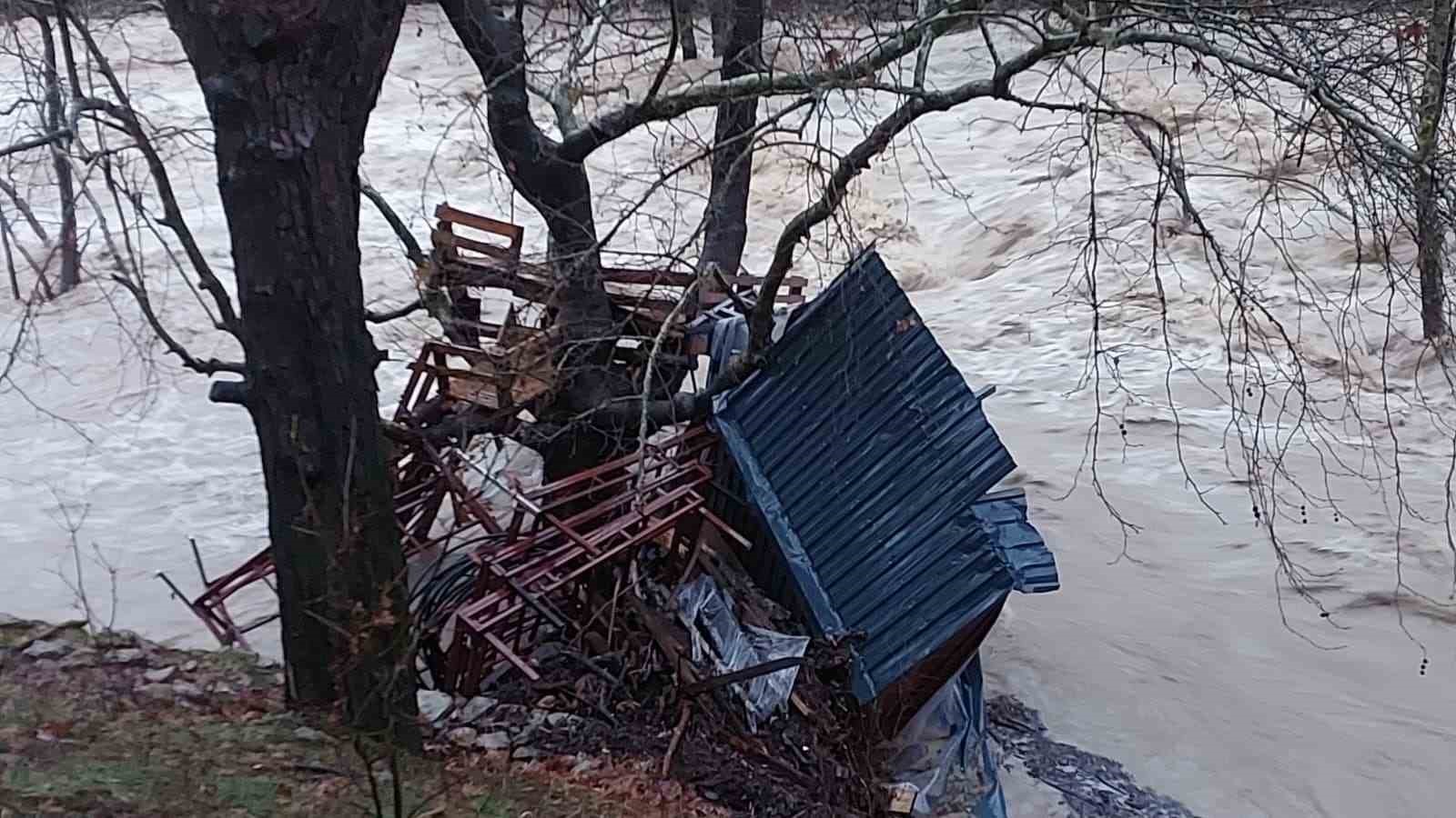 G&uuml;ndoğmuş&rsquo;ta sağanak, U&ccedil;ansu Şelalesi&rsquo;ni coşturdu
