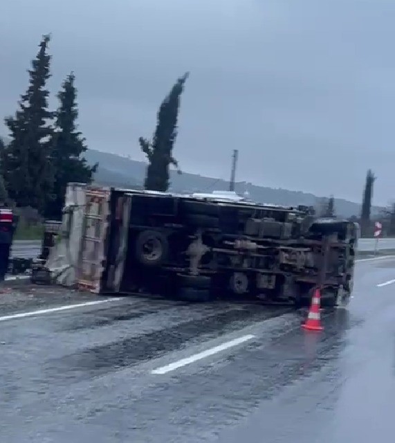 Buldan&rsquo;da portakal y&uuml;kl&uuml; kamyon ref&uuml;je devrildi
