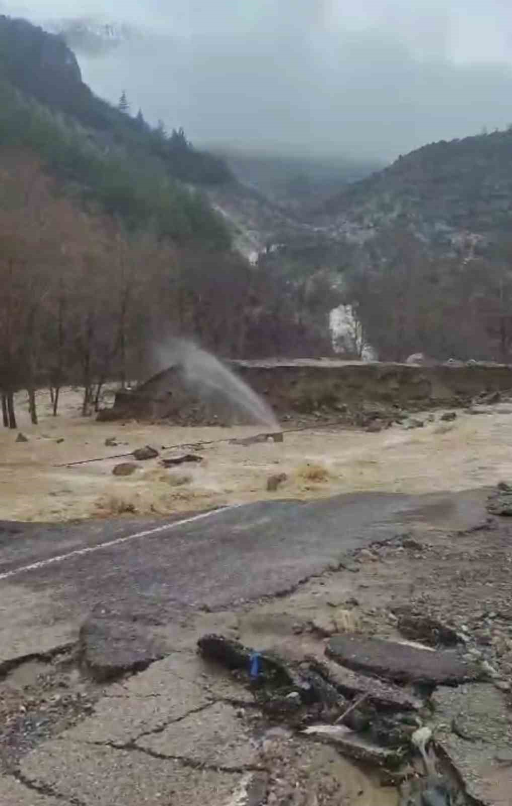 Adana&rsquo;da Kozan-Kayseri karayolu ulaşıma kapandı
