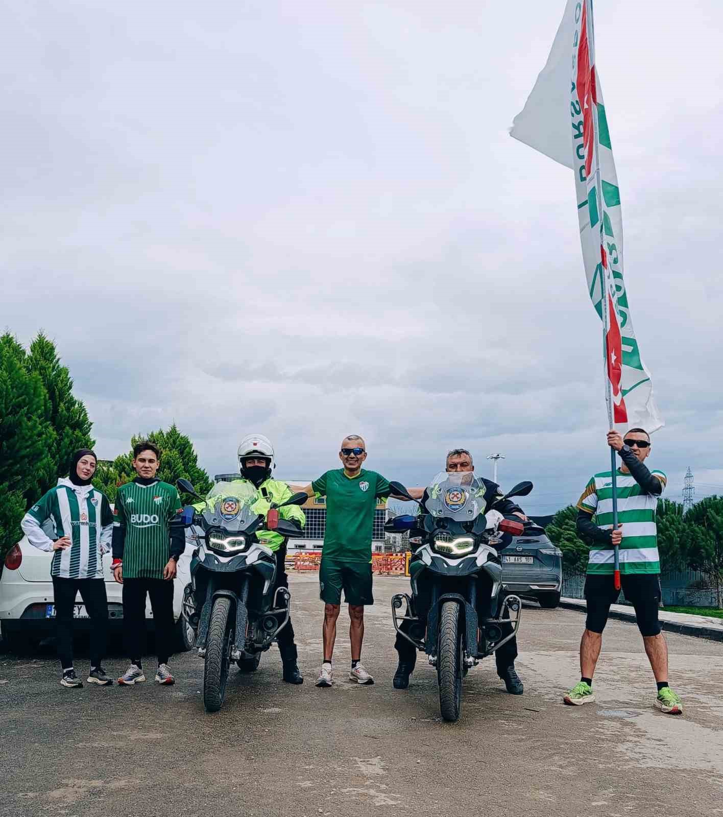 Bursa&rsquo;da Sevgililer G&uuml;n&uuml;&rsquo;nde şampiyonluk sloganıyla koşu d&uuml;zenlendi
