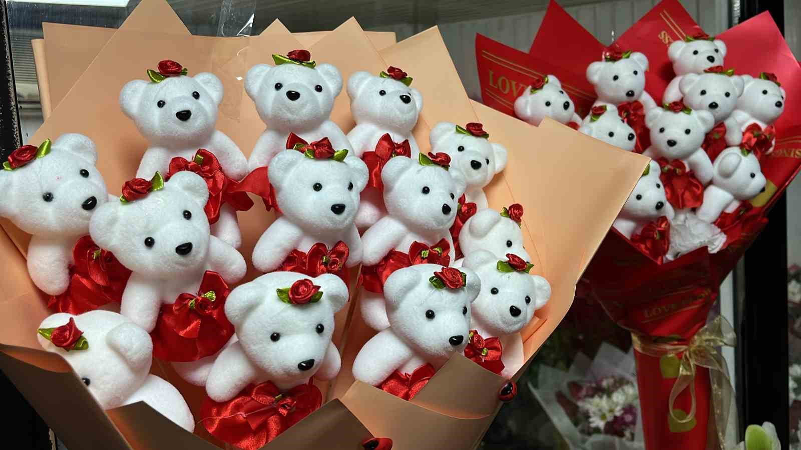 Sevgisini &ccedil;i&ccedil;ekle anlatanlar &ccedil;i&ccedil;ek tercih ediyor
