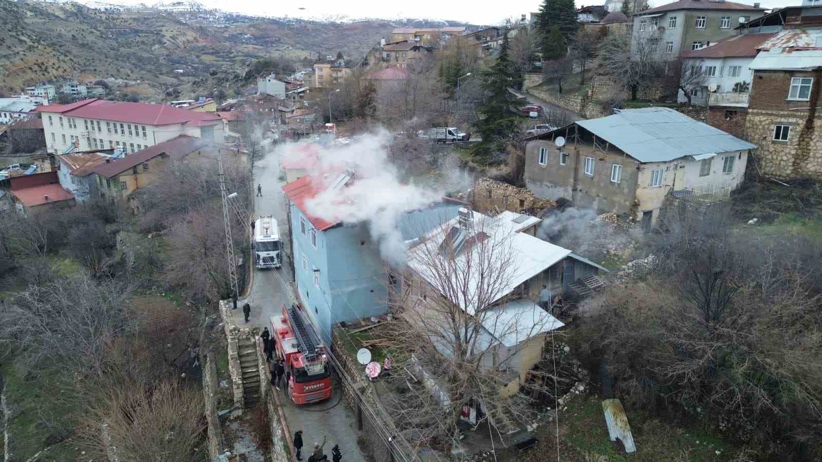 Tunceli&rsquo;deki ev yangını ekiplerin m&uuml;dahalesi ile s&ouml;nd&uuml;r&uuml;ld&uuml;
