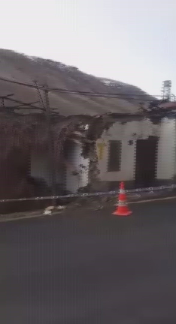 Şiddetli r&uuml;zgar ahırın &ccedil;atısını u&ccedil;urdu
