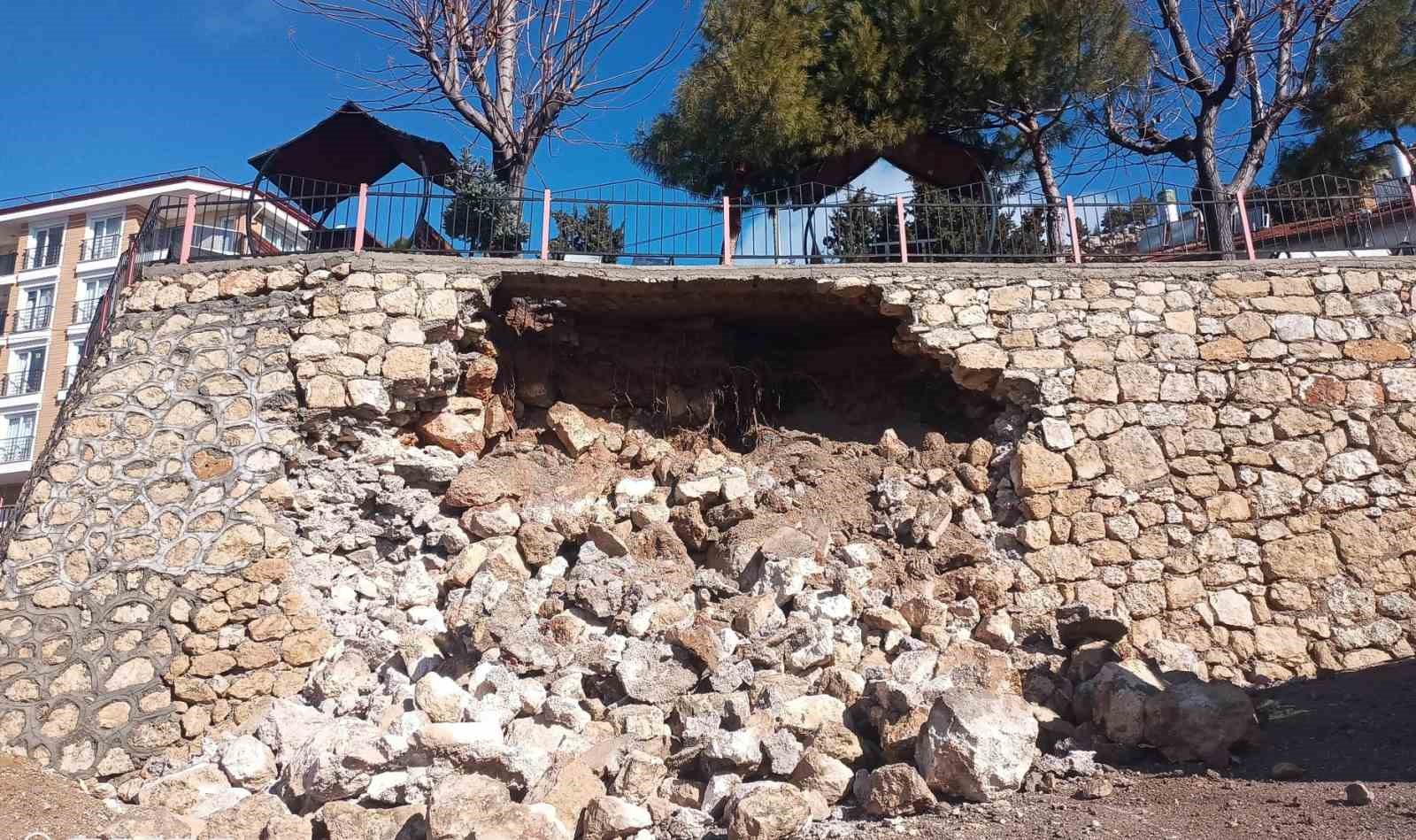 Ermenek&rsquo;te seyir terasının istinat duvarı yıkıldı
