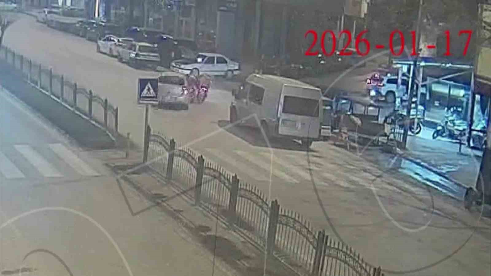 Motokuryenin otomobile çarparak savrulduğu kaza kamerada