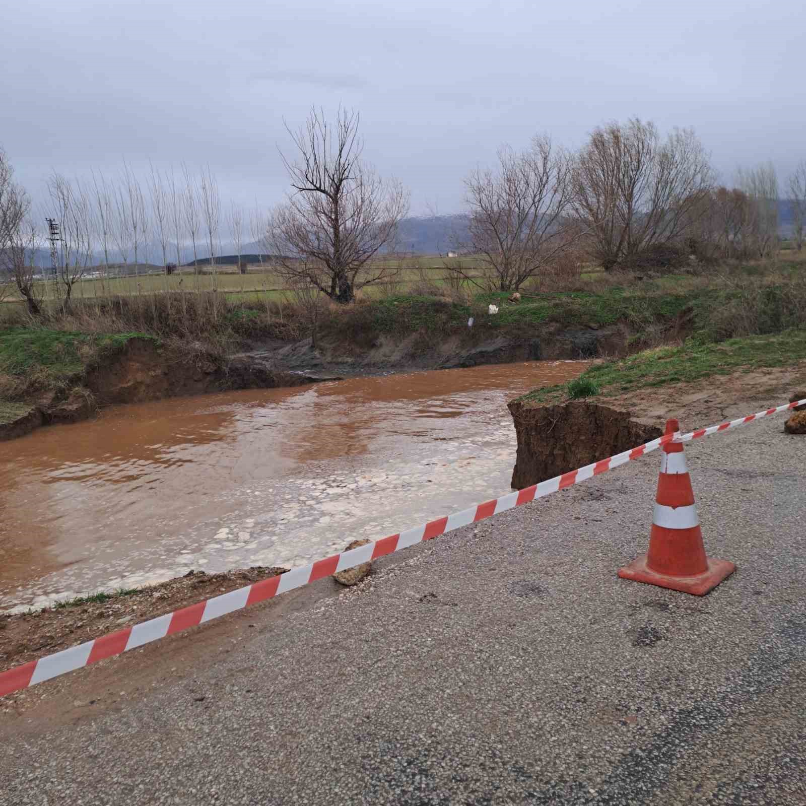 Yağmur sonrası yolda 4 metre derinliğinde &ccedil;ukur oluştu
