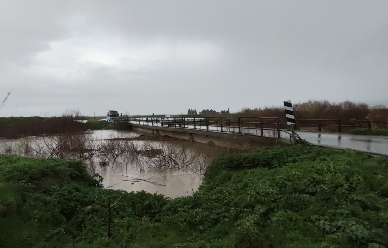 Gediz Nehri taştı, k&ouml;pr&uuml;ler alarm veriyor
