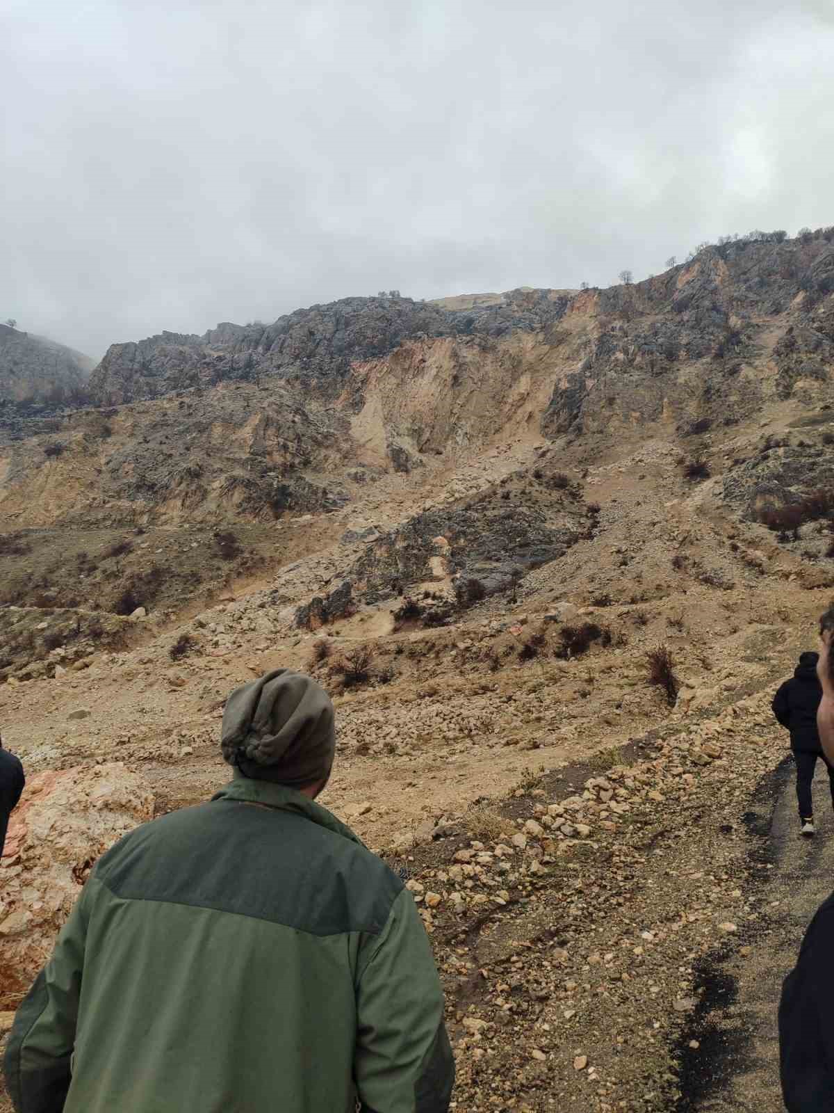 Heyelan b&ouml;lgesinde inceleme
