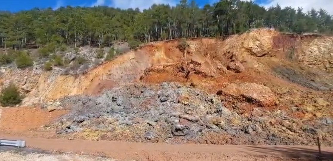 G&uuml;ndoğmuş&rsquo;ta toprak kayması: Ulaşıma kapanan yol, tek şeritten trafiğe a&ccedil;ıldı
