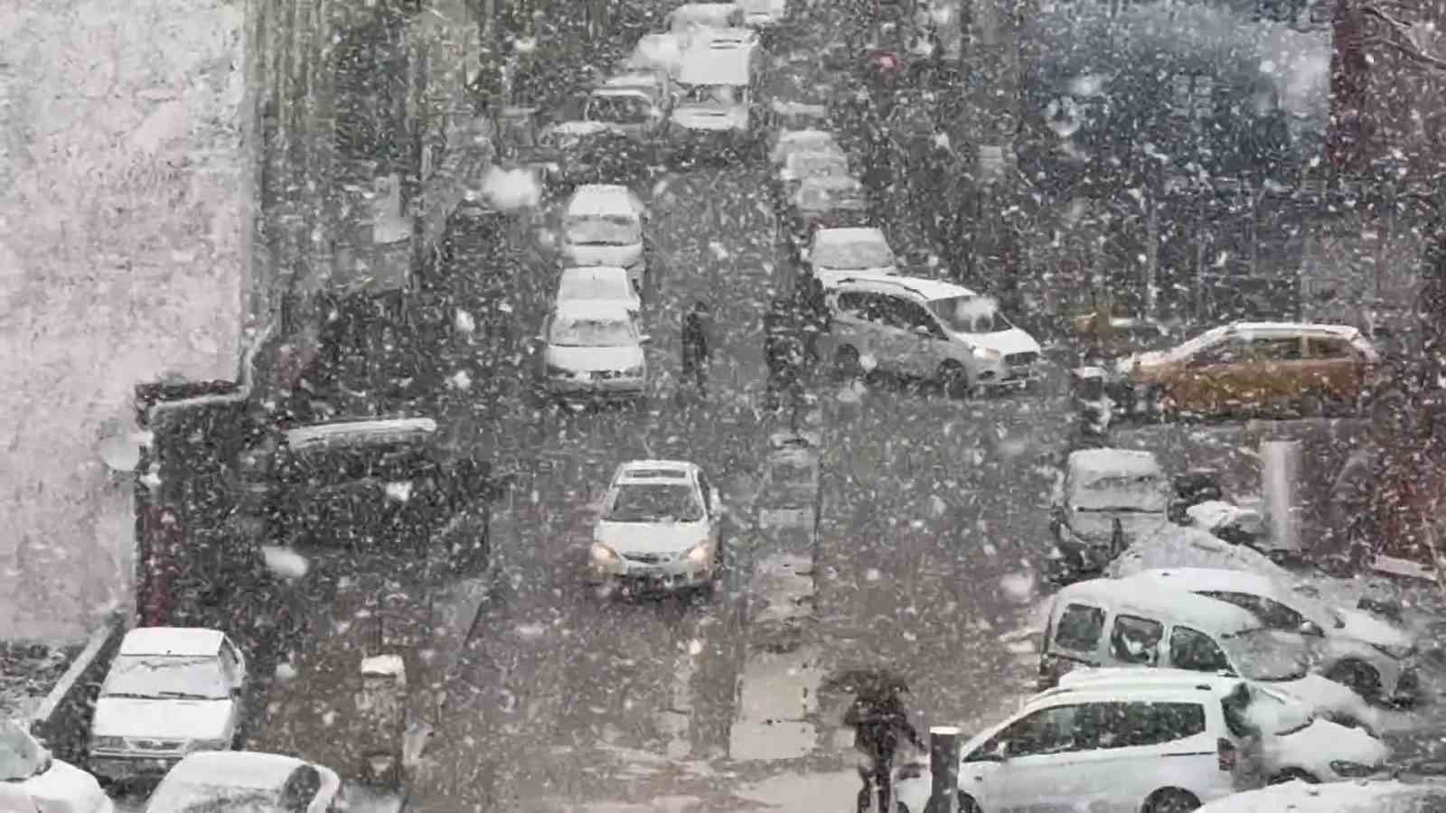 Van&rsquo;da yoğun kar yağışı etkili oldu
