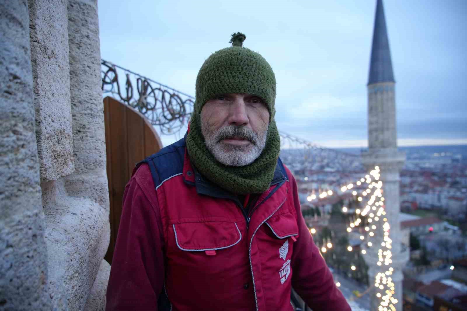 Selimiye Camii&rsquo;nin minarelerine Ramazan mahyası asıldı
