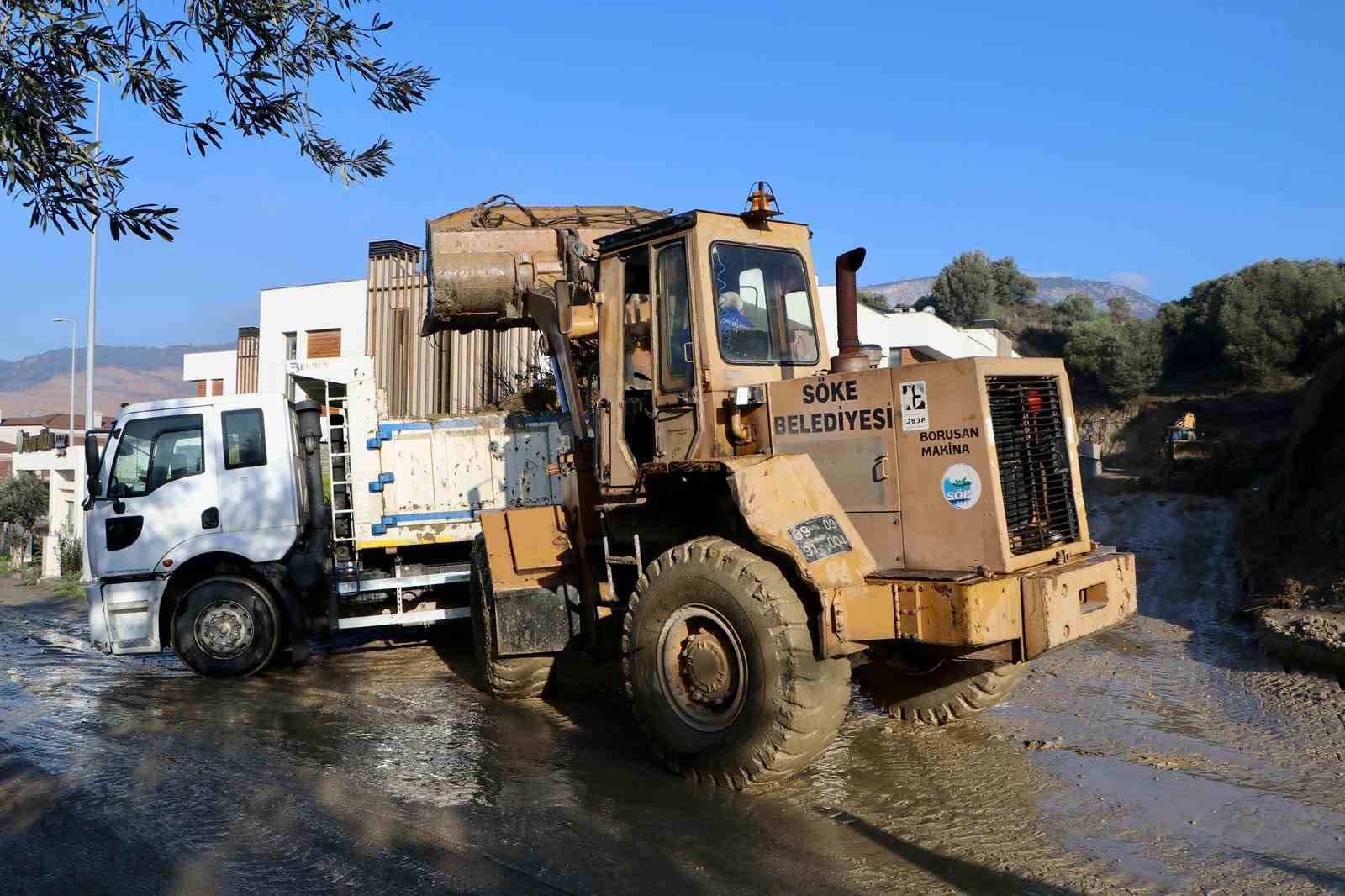 Söke’de Belediye ekipleri dört bir yanda mücadele ediyor