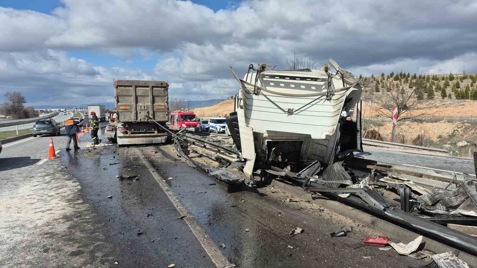 Y&ouml;nlendirme tabelasına &ccedil;arpan tırın &ouml;n kabini koptu: 1 yaralı
