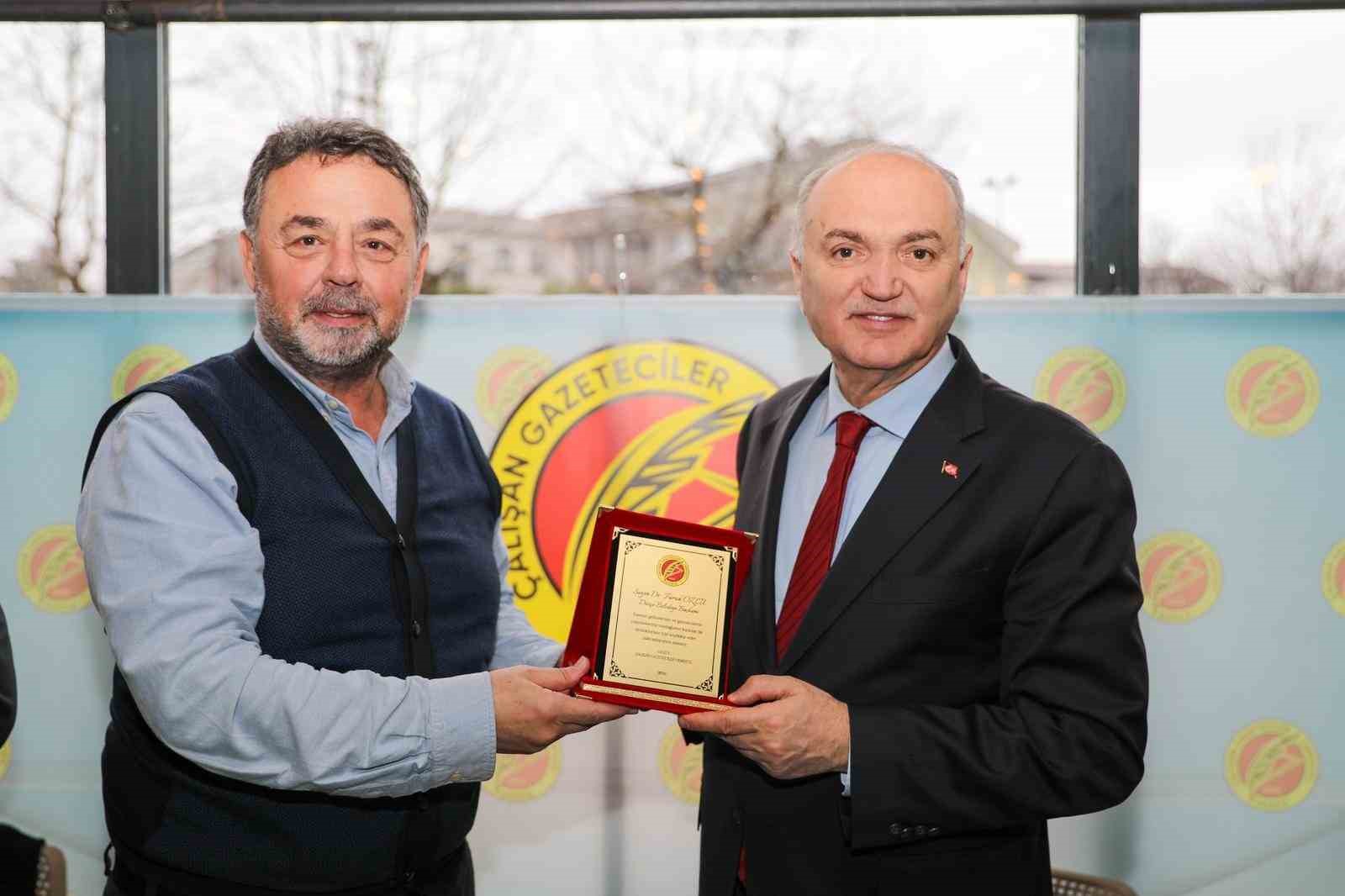 Başkan &Ouml;zl&uuml; gazetecilerle bir araya geldi
