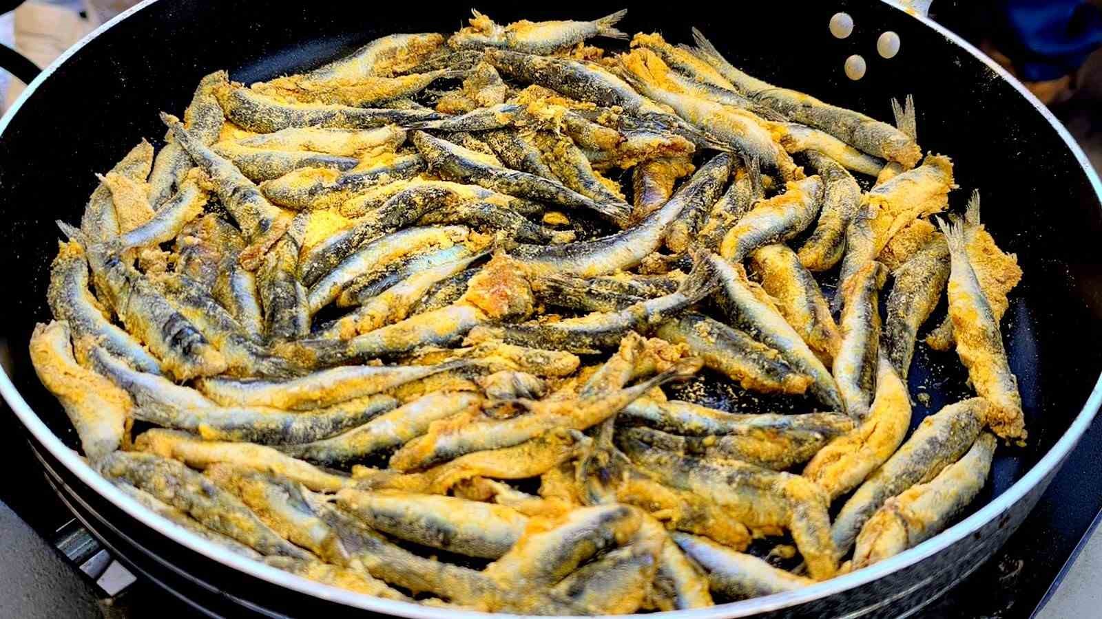 Muğla&rsquo;da Karadeniz r&uuml;zgarı: 5 ton hamsi ikram edildi
