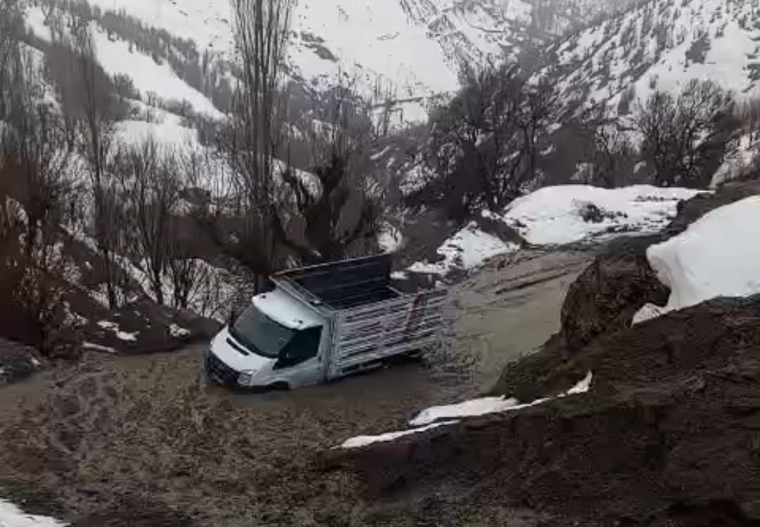 Hizan’da kar eridi, heyelan yolları kapattı