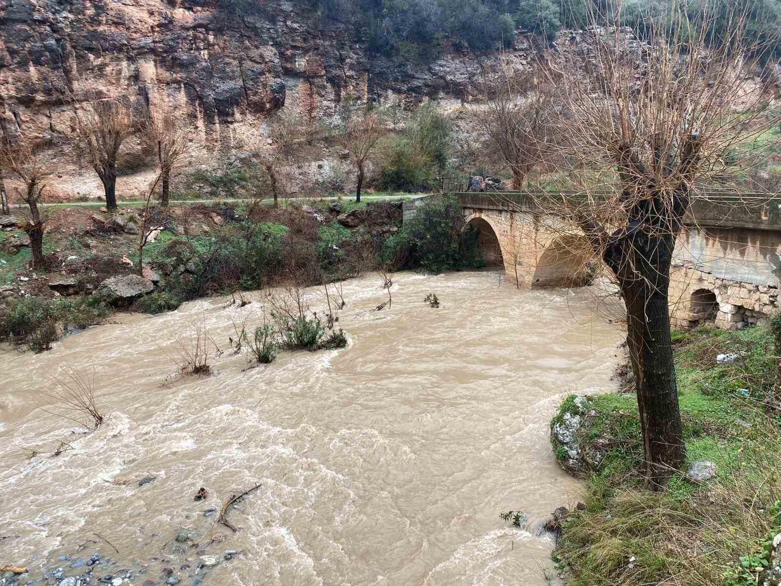 Osmaniye’de 3 gündür devam eden yağmur ve fırtına hayatı olumsuz etkiledi