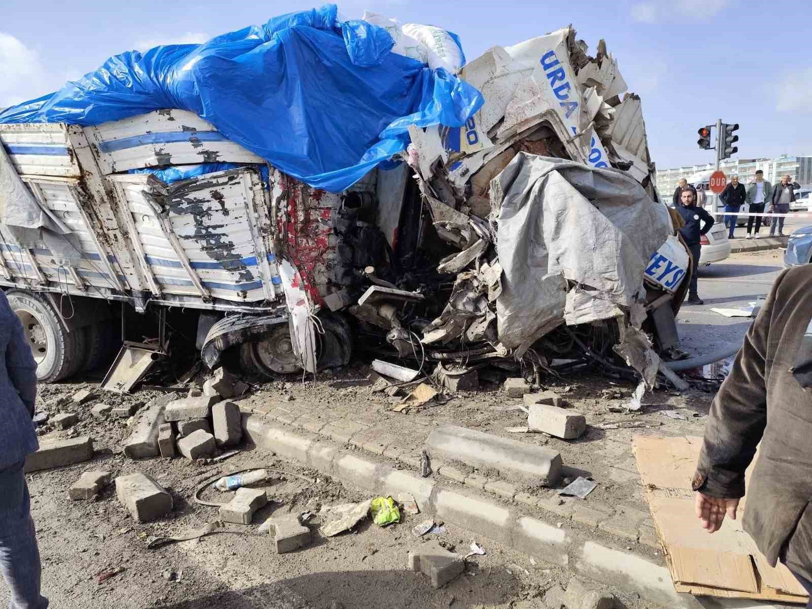 Şanlıurfa’da freni patlayan kamyon araçların arasına daldı: 1 ölü, 3 yaralı