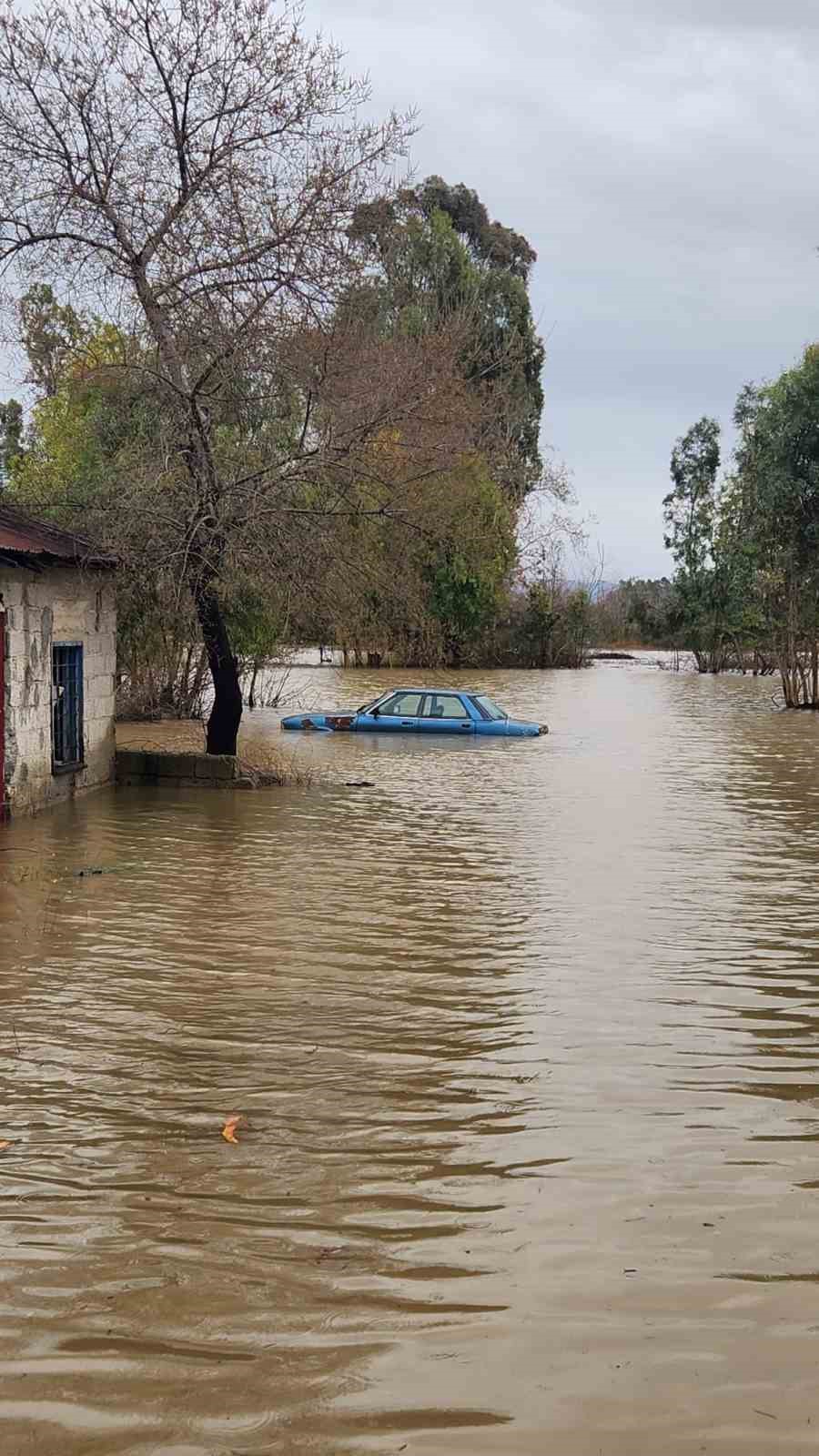 Sağanak yağmurdan sonra şaşırtan görüntü, dağda devasa şelaleler oluştu