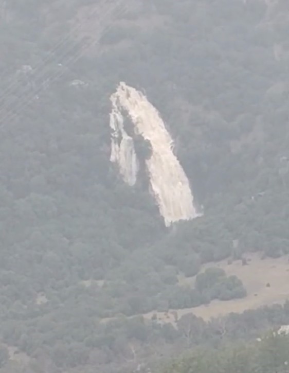 Sağanak yağmurdan sonra şaşırtan görüntü, dağda devasa şelaleler oluştu