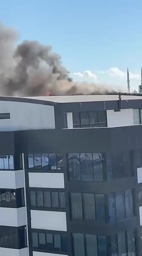 İş merkezinin dış cephesinde yangın &ccedil;ıktı
