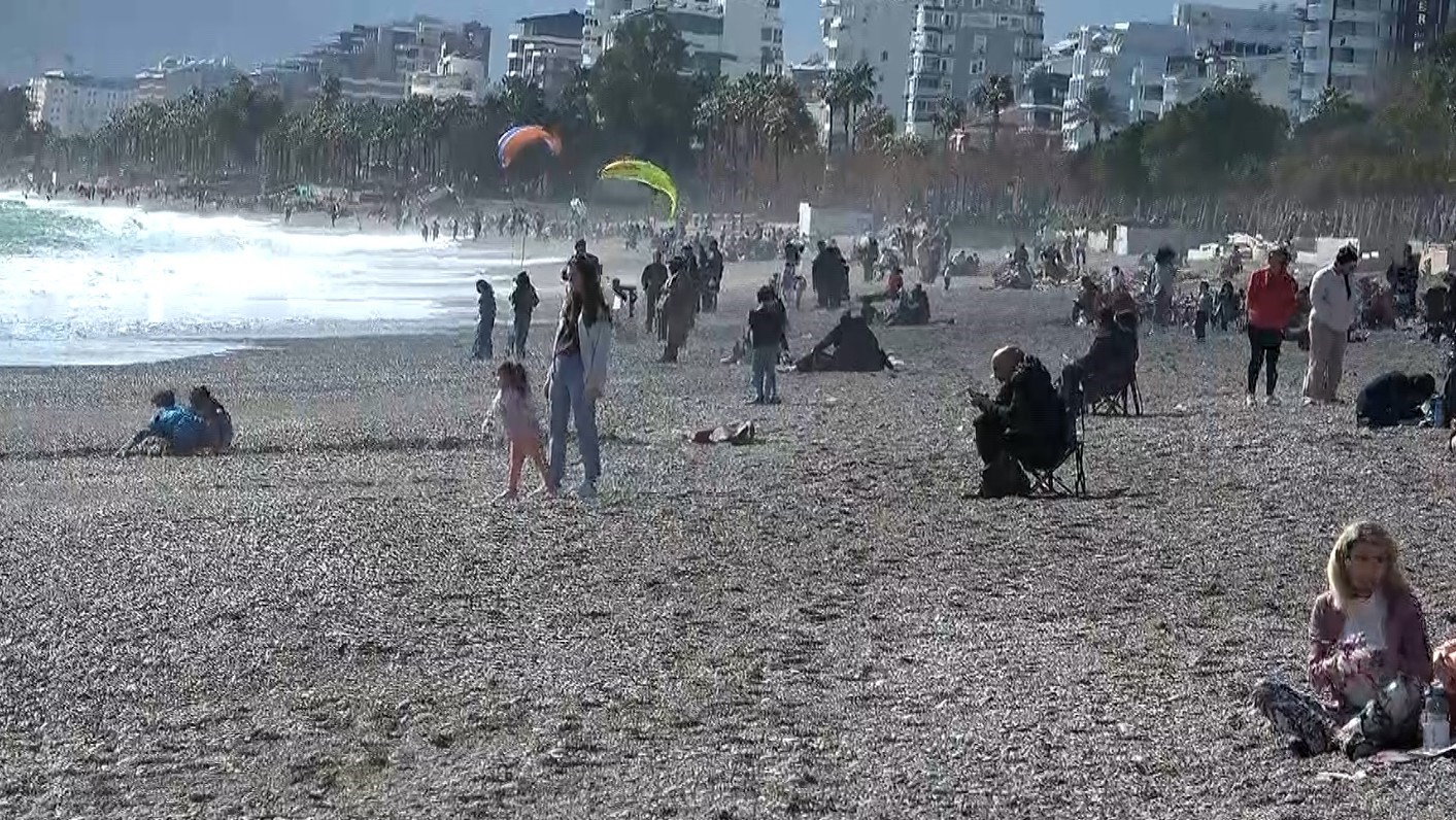 Konyaaltı Sahili&rsquo;nde selin izleri arasında deniz keyfi

